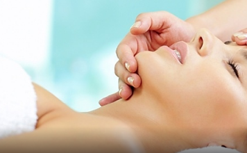 Cuide do seu rosto com uma Limpeza de Pele 53% Desconto